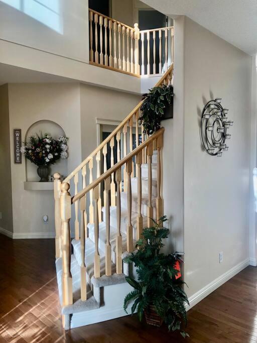فيلا 2500 Sq House In Springbank Hill Bl 261818 YYC المظهر الخارجي الصورة