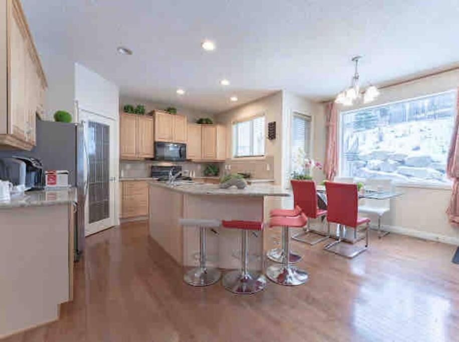 فيلا 2500 Sq House In Springbank Hill Bl 261818 YYC المظهر الخارجي الصورة