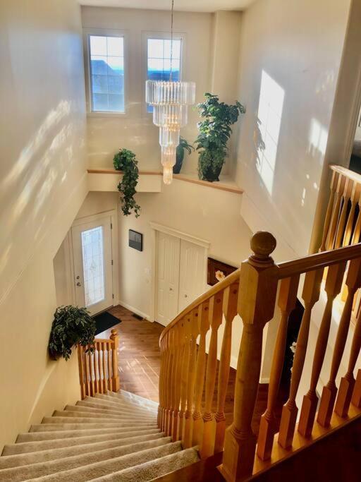 فيلا 2500 Sq House In Springbank Hill Bl 261818 YYC المظهر الخارجي الصورة
