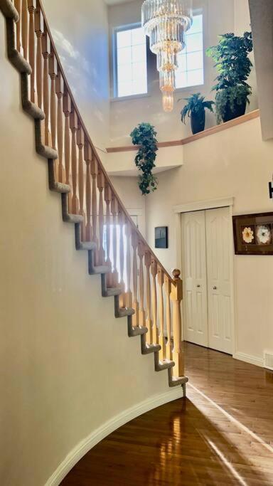 فيلا 2500 Sq House In Springbank Hill Bl 261818 YYC المظهر الخارجي الصورة