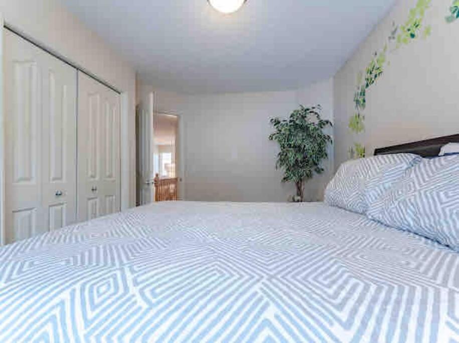 فيلا 2500 Sq House In Springbank Hill Bl 261818 YYC المظهر الخارجي الصورة
