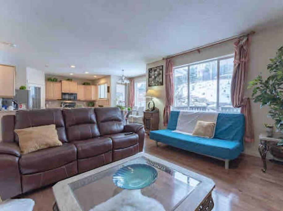 فيلا 2500 Sq House In Springbank Hill Bl 261818 YYC المظهر الخارجي الصورة
