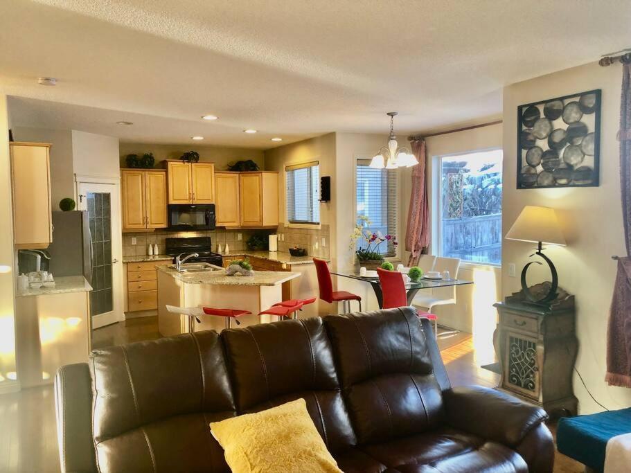 فيلا 2500 Sq House In Springbank Hill Bl 261818 YYC المظهر الخارجي الصورة