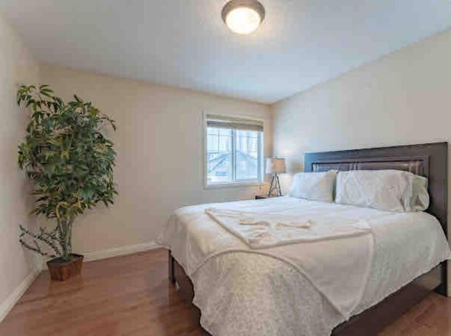 فيلا 2500 Sq House In Springbank Hill Bl 261818 YYC المظهر الخارجي الصورة
